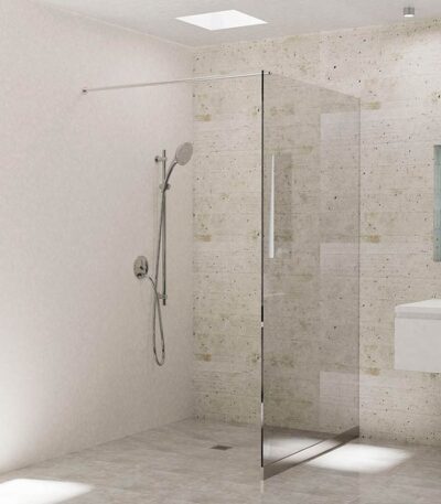 Ducha de rejilla con pendiente a cuatro aguas instalado en una ducha de obra.