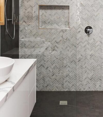 Sumidero sinfónico para ducha de obra, instalado en un baño