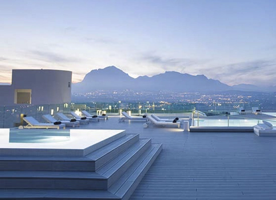 Piscina moderna impermeabilizada con sistemas de impermeabilización para duchas de Revestech