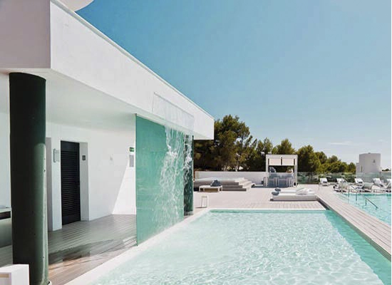 Piscina moderna impermeabilizada con sistemas de impermeabilización para duchas de Revestech