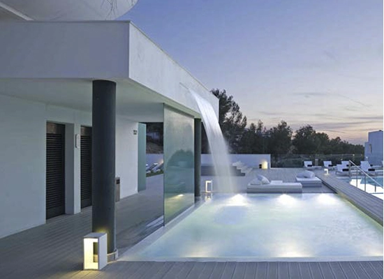 Piscina moderna impermeabilizada con sistemas de impermeabilización para duchas de Revestech