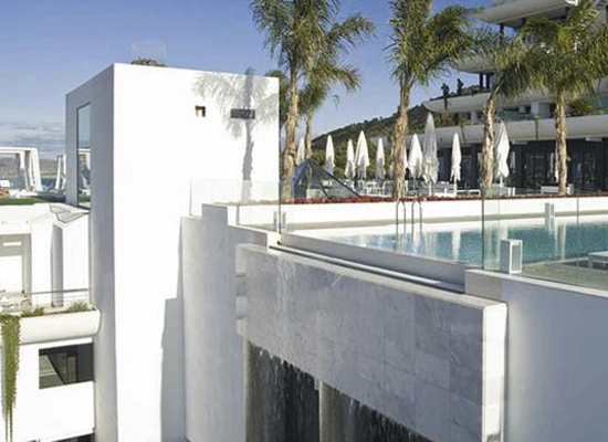 Piscina moderna impermeabilizada con sistemas de impermeabilización para duchas de Revestech