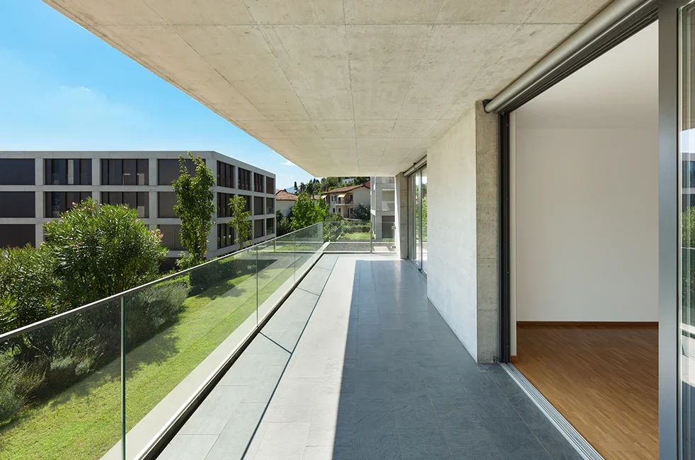 Terraza moderna correctamente impermeabilizada con las alternativas de Revestech a la impermeabilización asfáltica